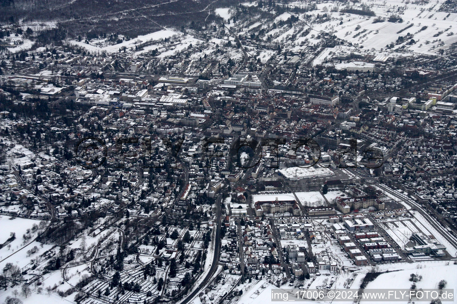 Ettlingen dans le département Bade-Wurtemberg, Allemagne vue du ciel