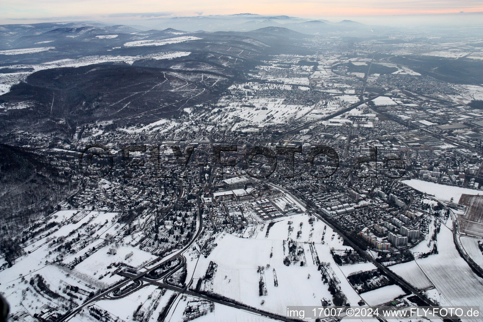 Photographie aérienne de Vue hivernale enneigée des rues et des maisons des zones résidentielles à Ettlingen dans le département Bade-Wurtemberg, Allemagne