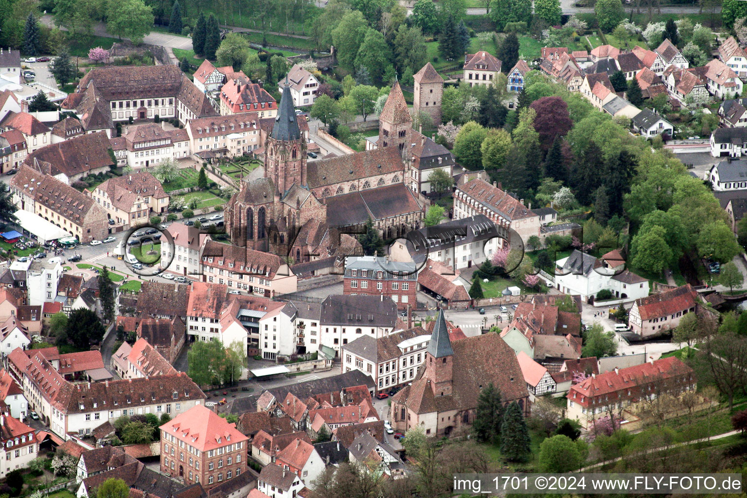 Vue aérienne de Cathédrale du nord-ouest à Wissembourg dans le département Bas Rhin, France