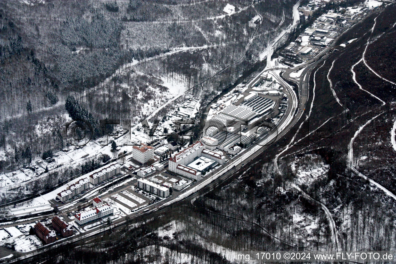 Vue aérienne de Zone industrielle et commerciale enneigée en hiver Alte Spinnerei à Ettlingen dans le département Bade-Wurtemberg, Allemagne