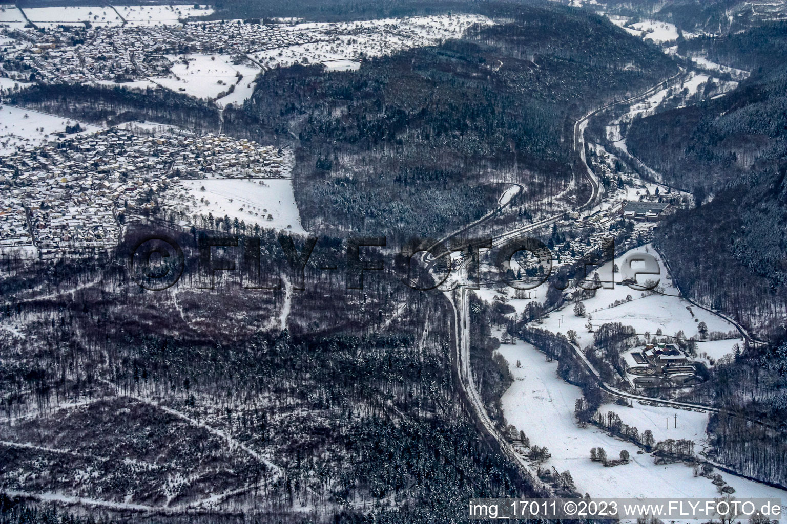 Vue aérienne de En hiver à le quartier Etzenrot in Waldbronn dans le département Bade-Wurtemberg, Allemagne