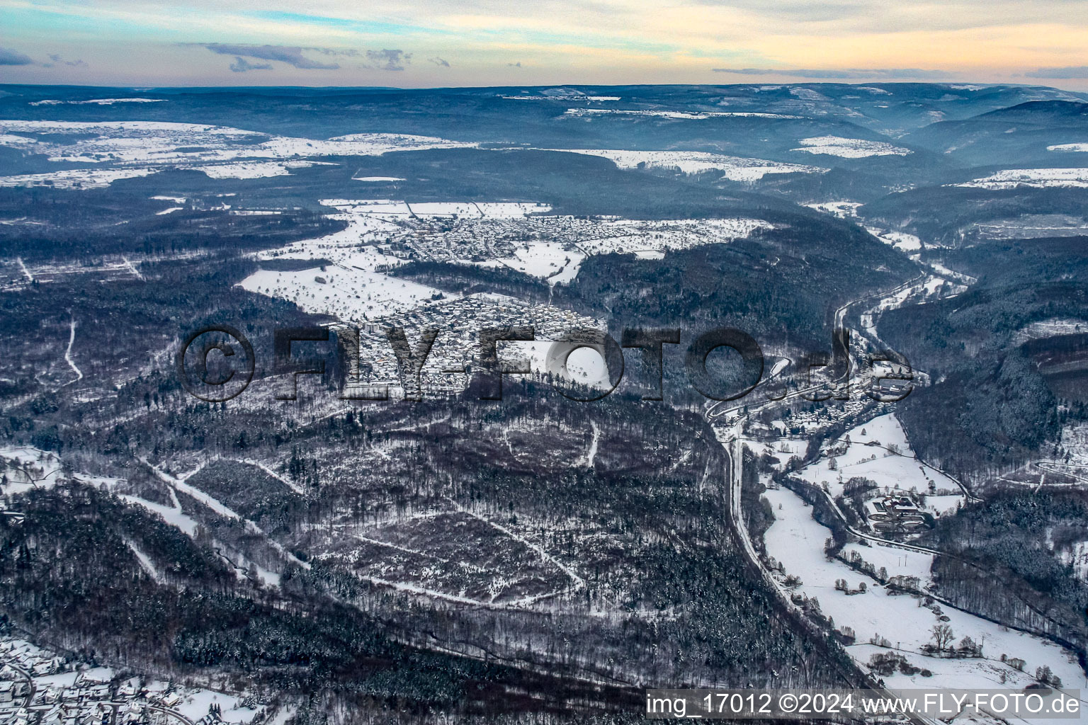 Vue aérienne de Albtal à le quartier Etzenrot in Waldbronn dans le département Bade-Wurtemberg, Allemagne