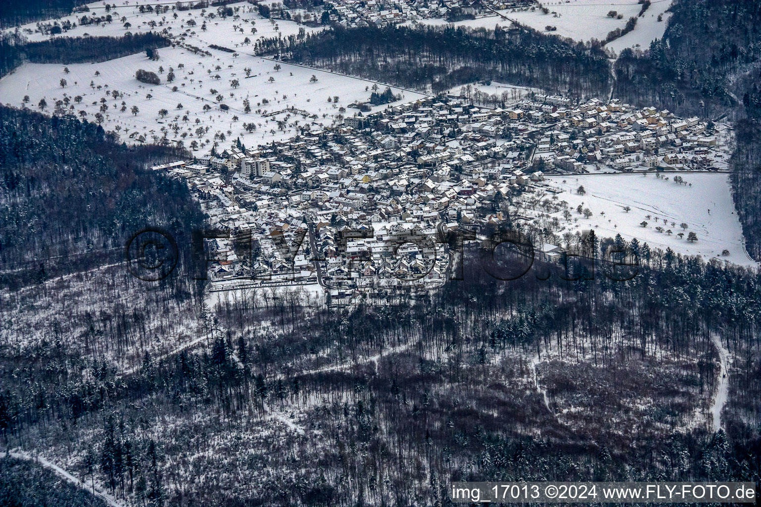 Vue aérienne de En hiver à le quartier Etzenrot in Waldbronn dans le département Bade-Wurtemberg, Allemagne