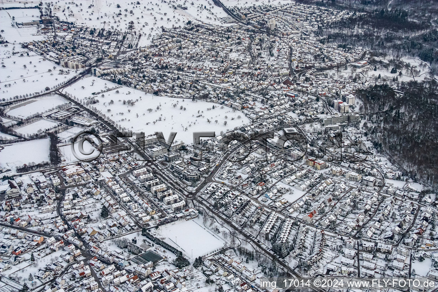 Vue aérienne de Hiver enneigé Reichenbach à le quartier Reichenbach in Waldbronn dans le département Bade-Wurtemberg, Allemagne