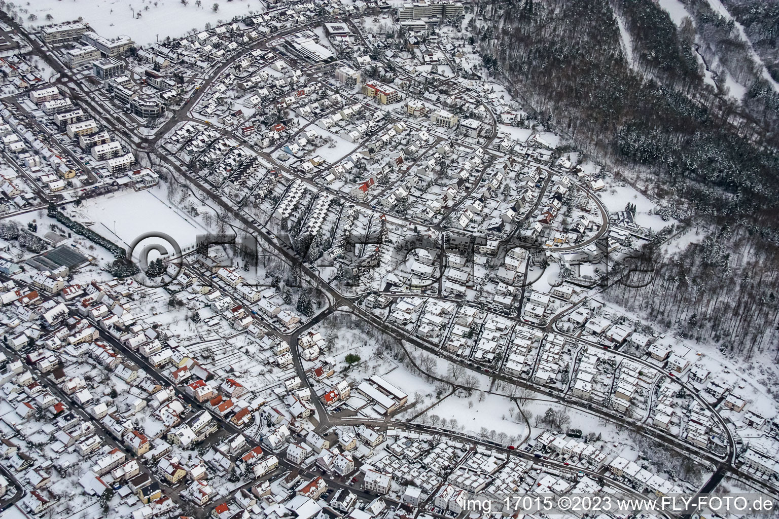 Vue aérienne de En hiver à le quartier Busenbach in Waldbronn dans le département Bade-Wurtemberg, Allemagne