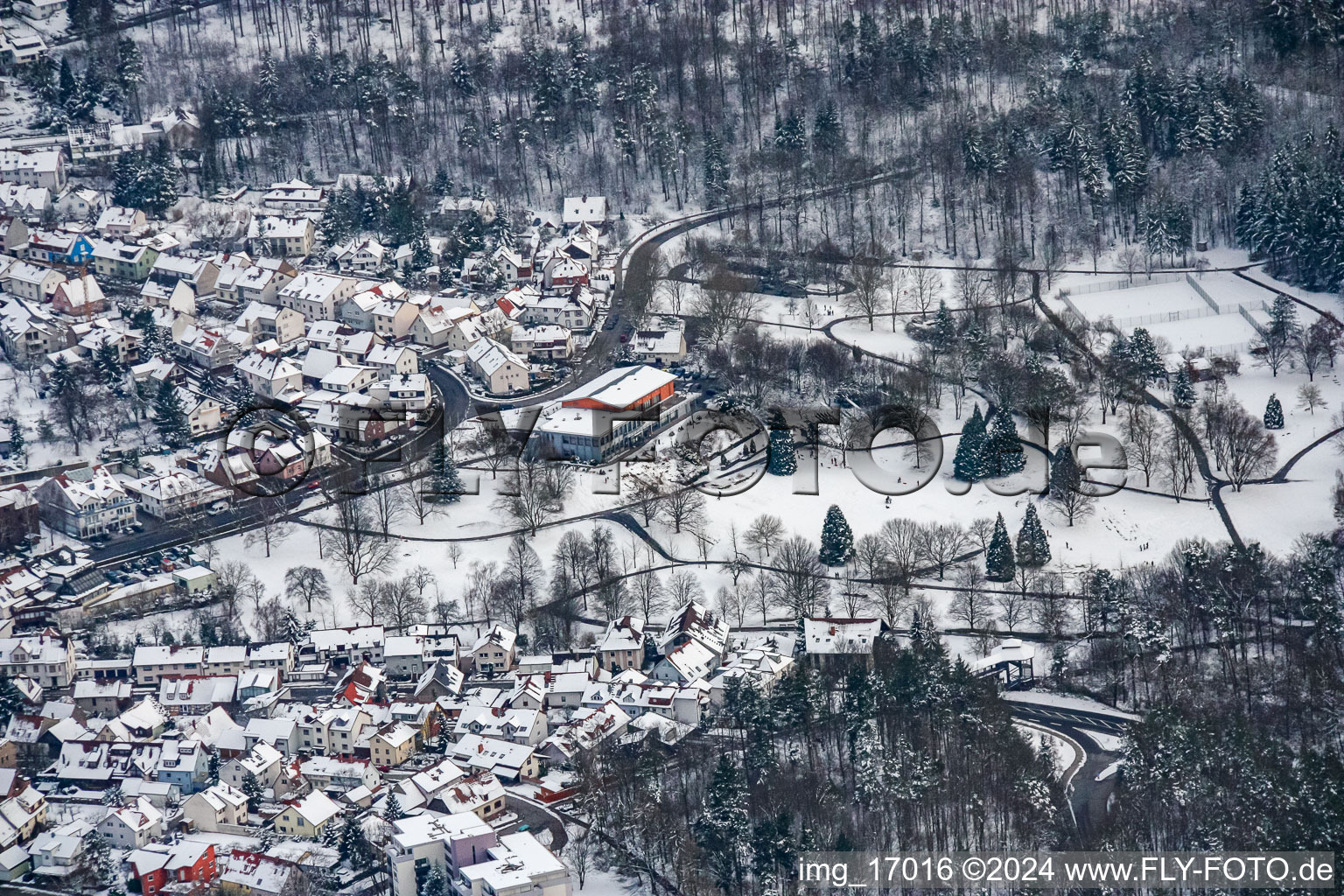 Vue aérienne de Kurhaus Waldbronn dans la neige à le quartier Reichenbach in Waldbronn dans le département Bade-Wurtemberg, Allemagne