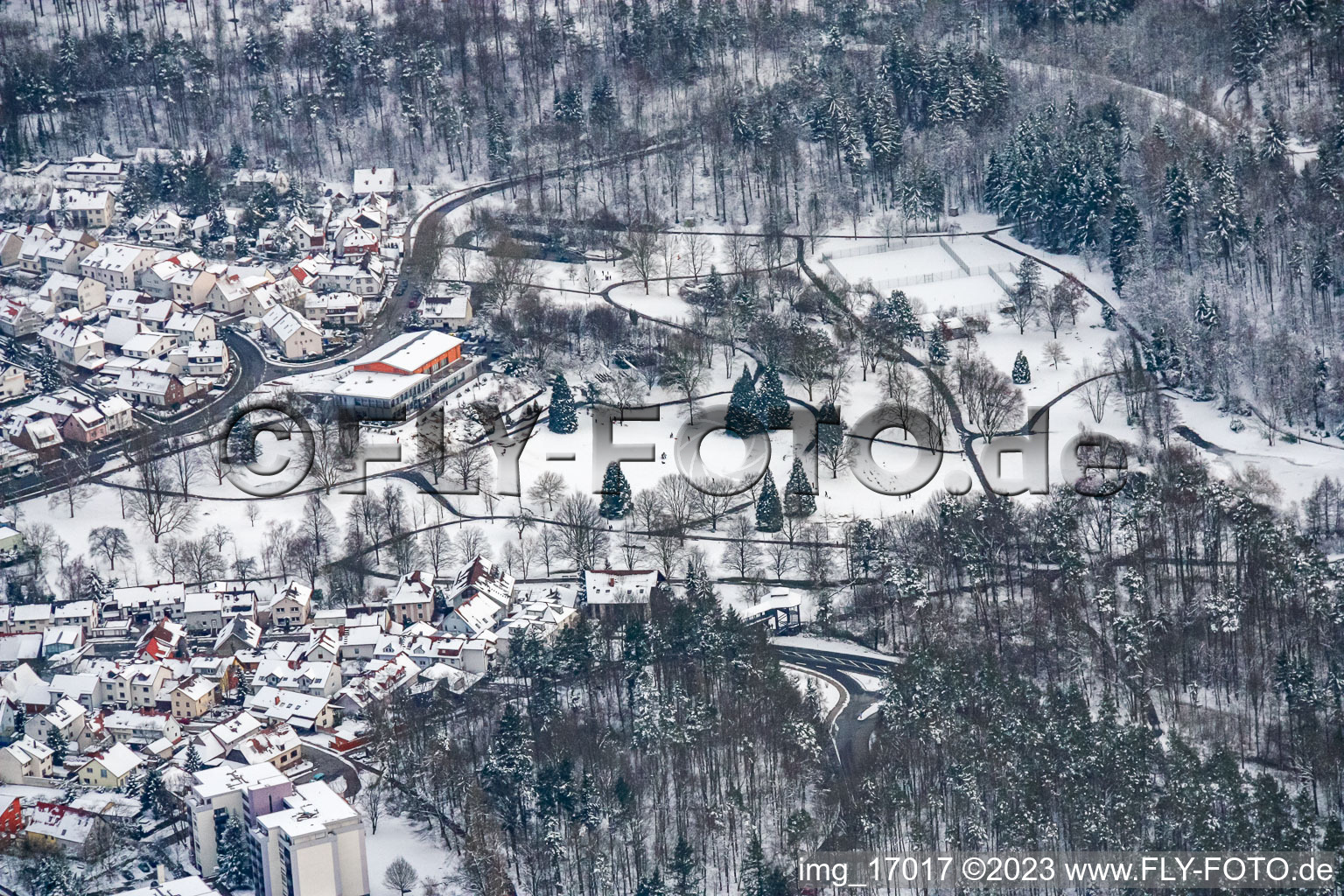 Vue aérienne de Kurhaus Waldbronn dans la neige à le quartier Reichenbach in Waldbronn dans le département Bade-Wurtemberg, Allemagne