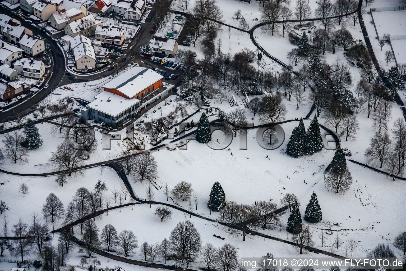 Vue aérienne de Parc Kurpark enneigé en hiver avec Herzog Kaffee à Reichenbach à le quartier Reichenbach in Waldbronn dans le département Bade-Wurtemberg, Allemagne