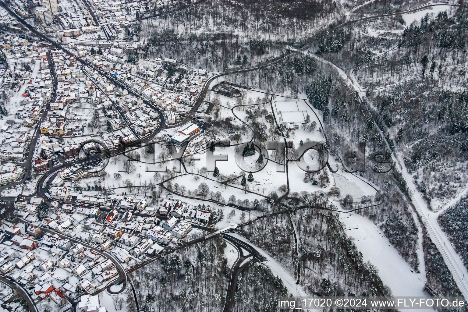 Vue aérienne de Parc thermal en hiver à le quartier Reichenbach in Waldbronn dans le département Bade-Wurtemberg, Allemagne