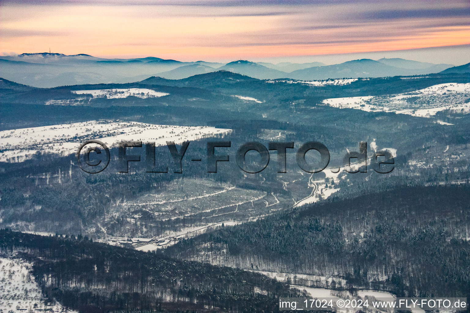 Vue aérienne de Zone forestière hivernale sur l'Albtal enneigé devant le fond de la Forêt-Noire à l'horizon à le quartier Schluttenbach in Ettlingen dans le département Bade-Wurtemberg, Allemagne