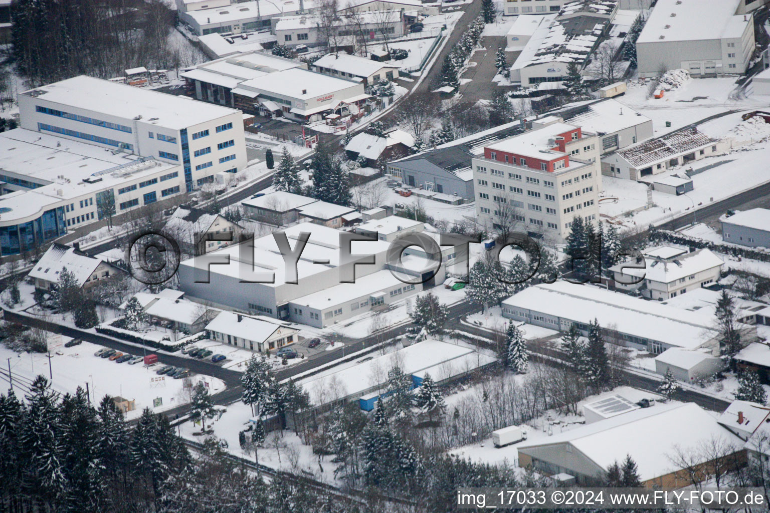 Vue aérienne de Zone industrielle et commerciale enneigée en hiver dans le quartier d'Ittersbach à le quartier Im Stockmädle in Karlsbad dans le département Bade-Wurtemberg, Allemagne