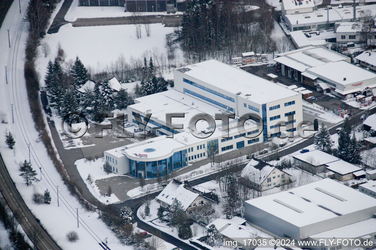 Vue aérienne de Zone industrielle et commerciale enneigée en hiver dans le quartier d'Ittersbach à le quartier Im Stockmädle in Karlsbad dans le département Bade-Wurtemberg, Allemagne