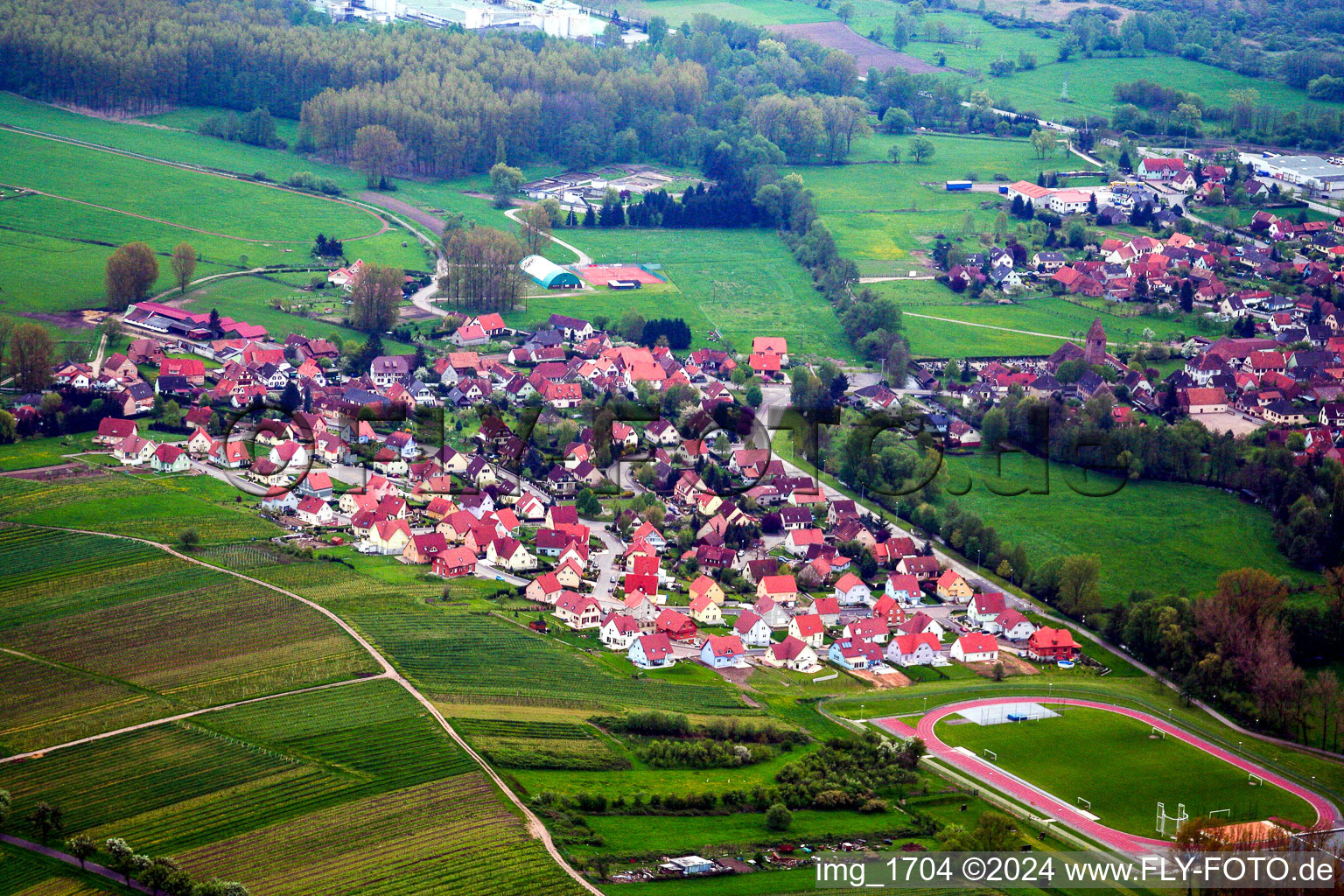 Vue aérienne de Vue sur le village à Altenstadt dans le département Bas Rhin, France