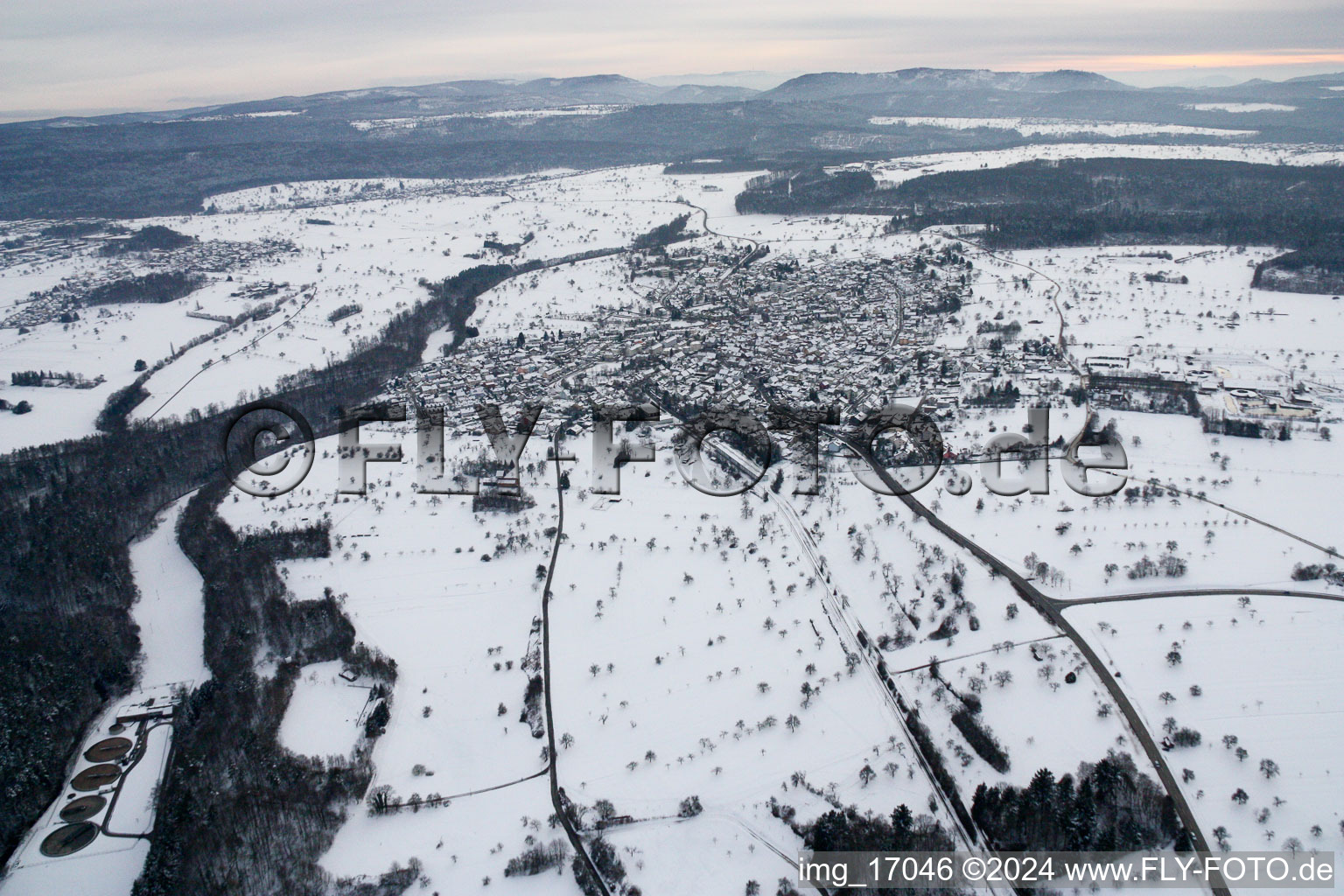 Vue aérienne de De l'ouest à le quartier Ittersbach in Karlsbad dans le département Bade-Wurtemberg, Allemagne