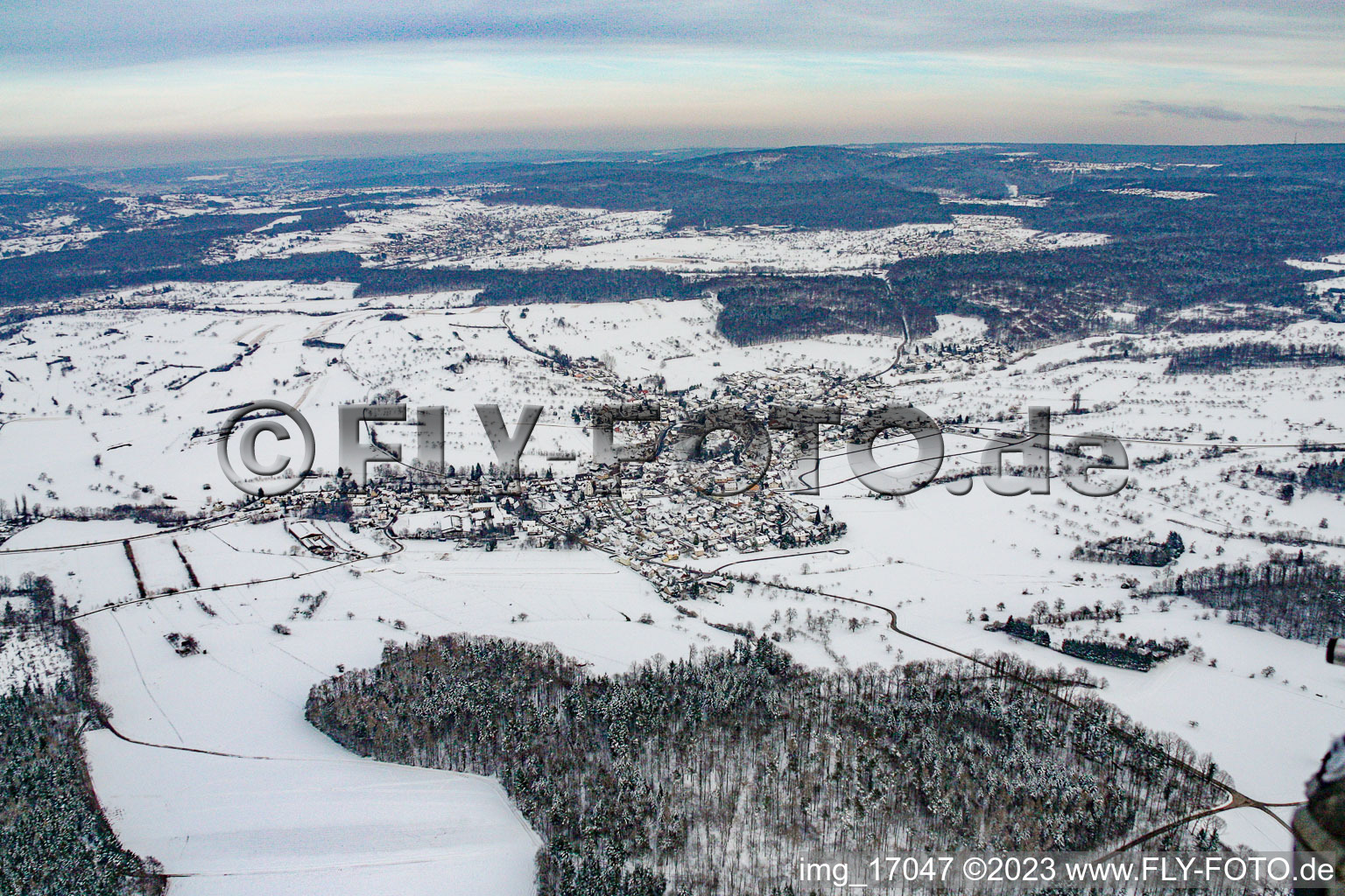 Vue aérienne de Dans la neige à le quartier Ottenhausen in Straubenhardt dans le département Bade-Wurtemberg, Allemagne