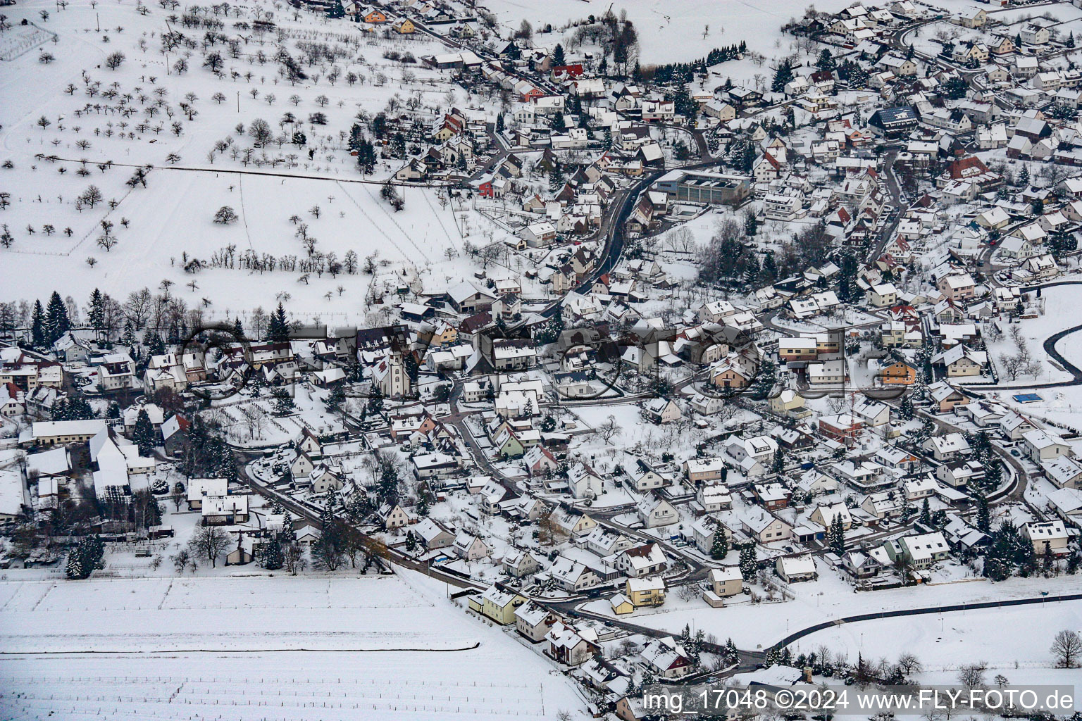 Vue aérienne de Dans la neige à le quartier Ottenhausen in Straubenhardt dans le département Bade-Wurtemberg, Allemagne