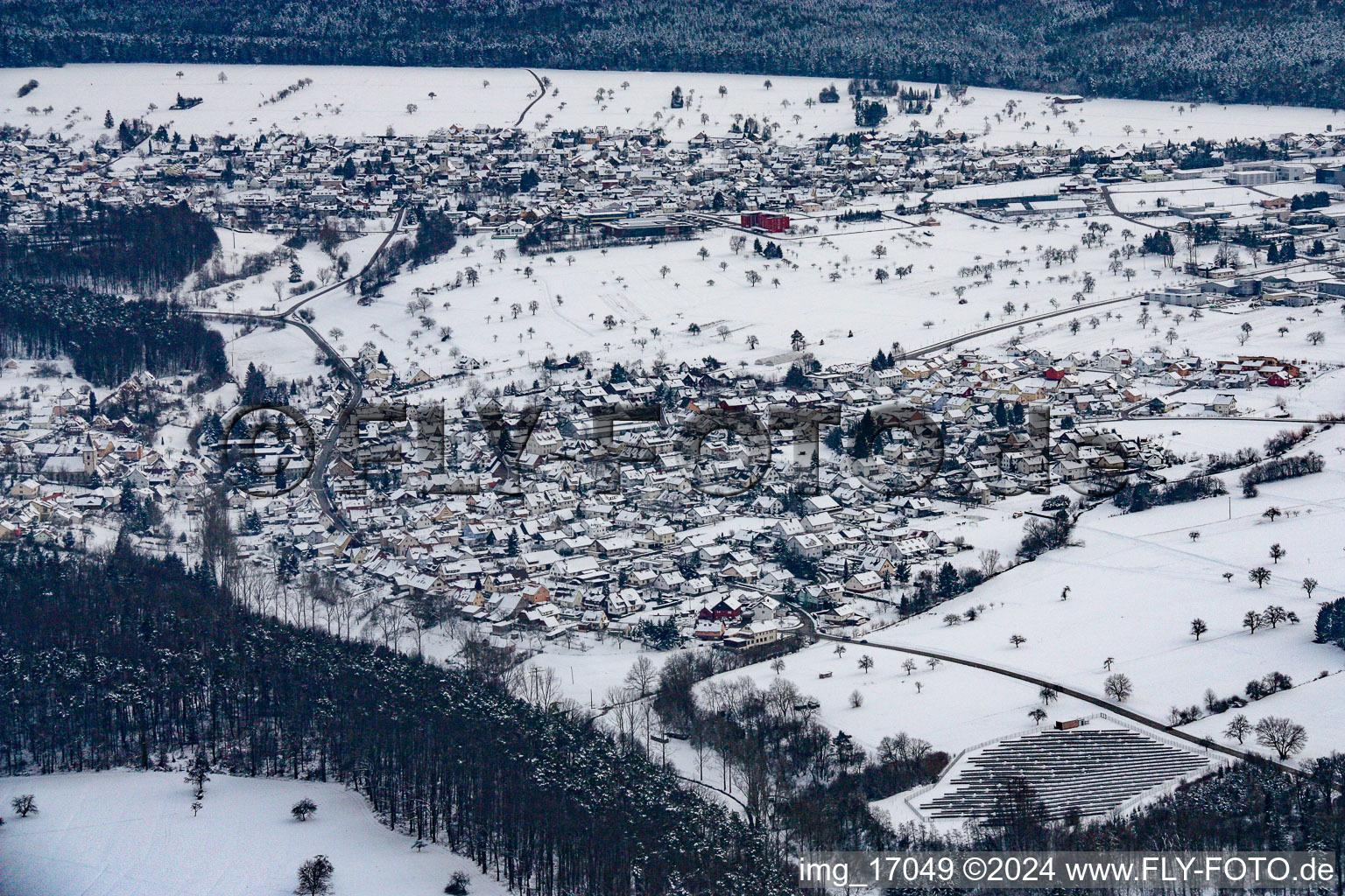 Vue aérienne de Dans la neige à le quartier Feldrennach in Straubenhardt dans le département Bade-Wurtemberg, Allemagne