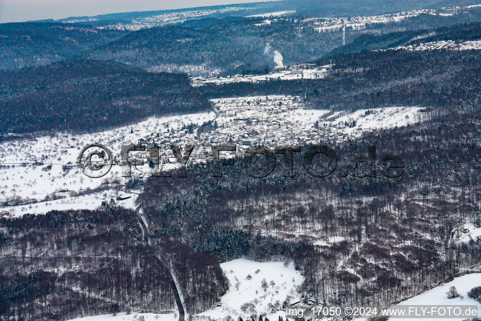 Vue aérienne de Dans la neige à le quartier Arnbach in Neuenbürg dans le département Bade-Wurtemberg, Allemagne