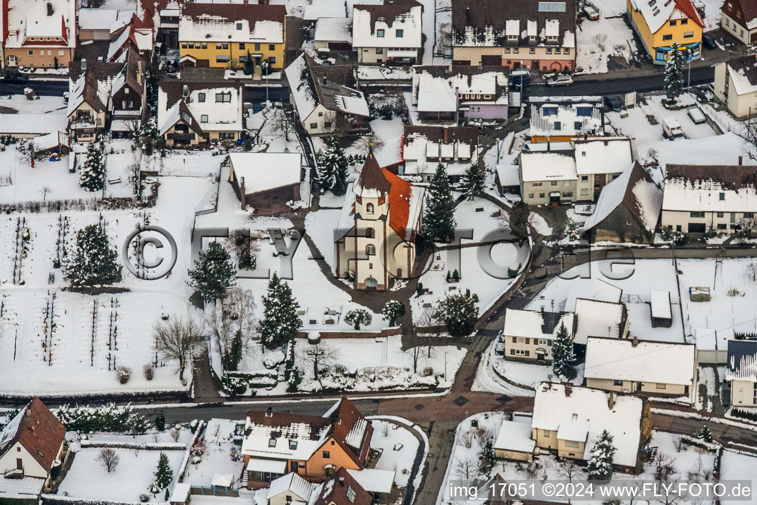 Vue aérienne de Église évangélique hivernale et enneigée à Ottenhausen à le quartier Ottenhausen in Straubenhardt dans le département Bade-Wurtemberg, Allemagne