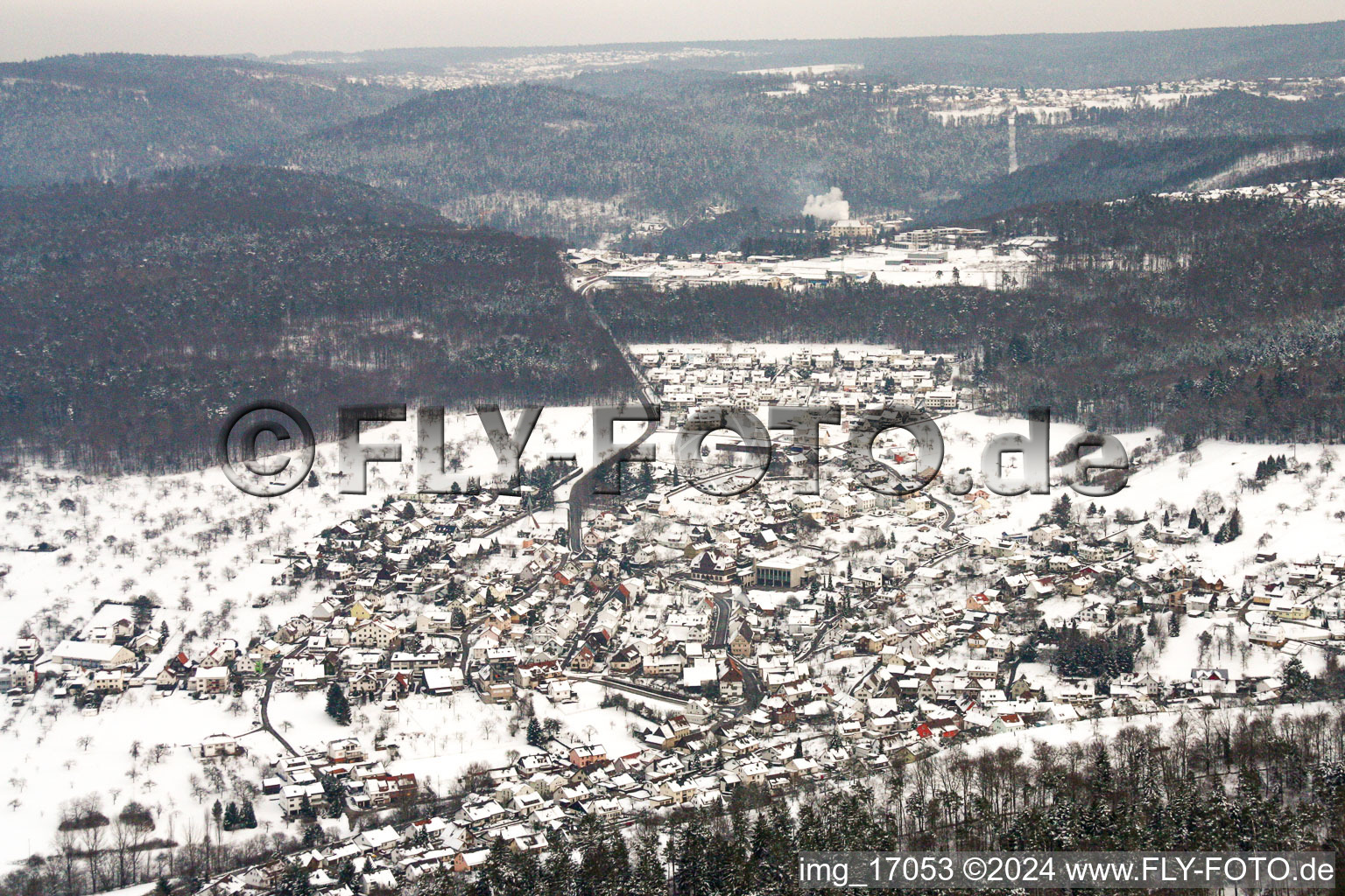 Vue aérienne de Champs agricoles et terres agricoles enneigés en hiver à le quartier Gräfenhausen in Birkenfeld dans le département Bade-Wurtemberg, Allemagne