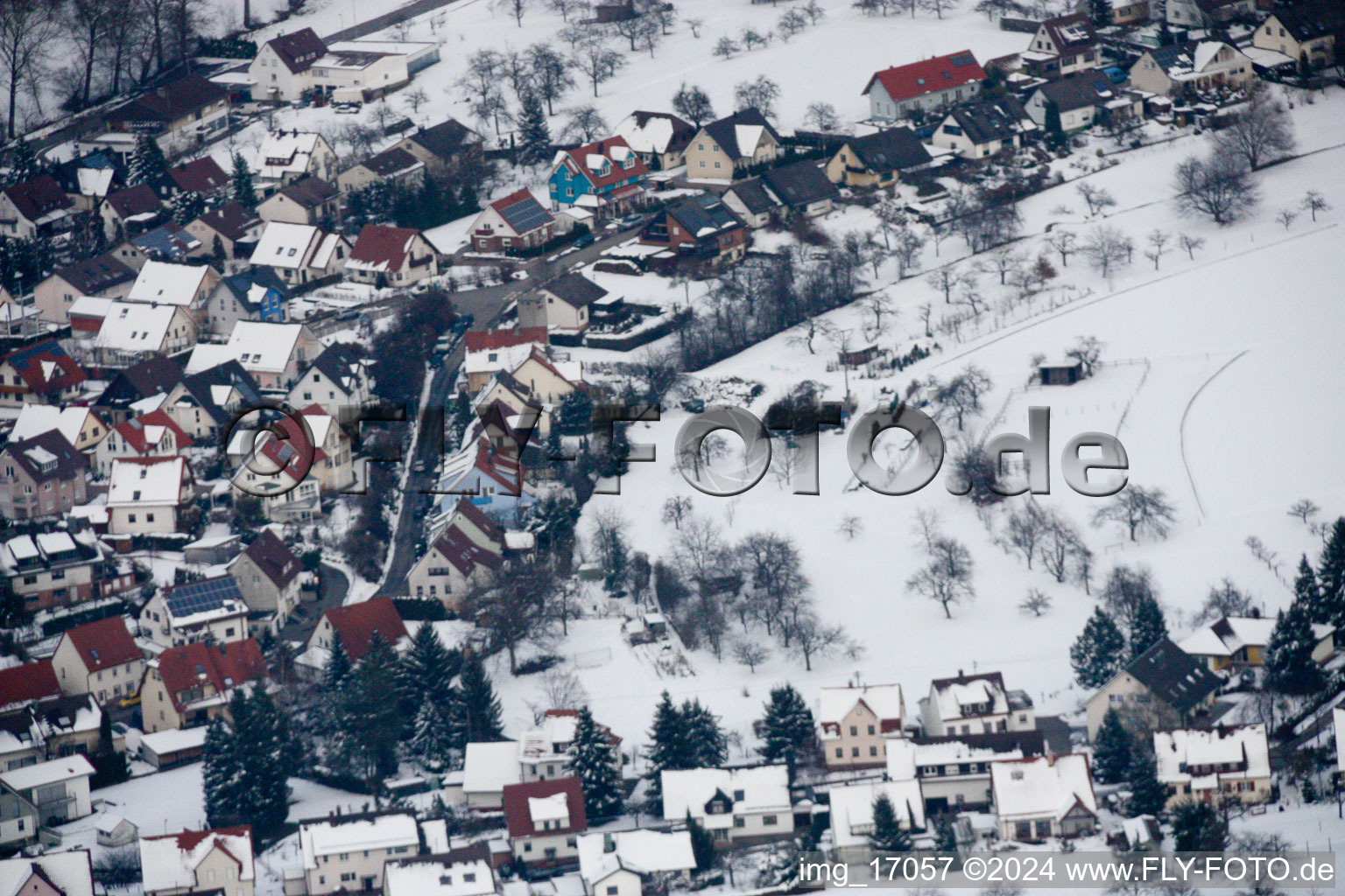 Vue aérienne de Village enneigé d'hiver - vue à le quartier Gräfenhausen in Birkenfeld dans le département Bade-Wurtemberg, Allemagne