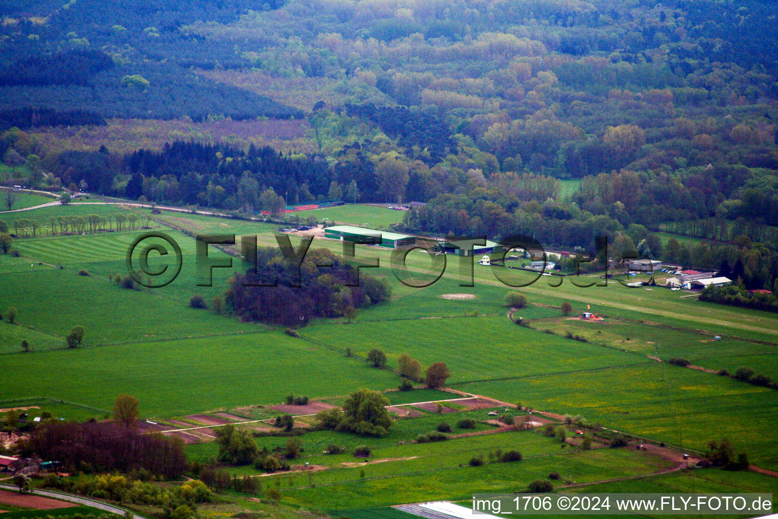 Vue aérienne de Aérodrome à Schweighofen dans le département Rhénanie-Palatinat, Allemagne