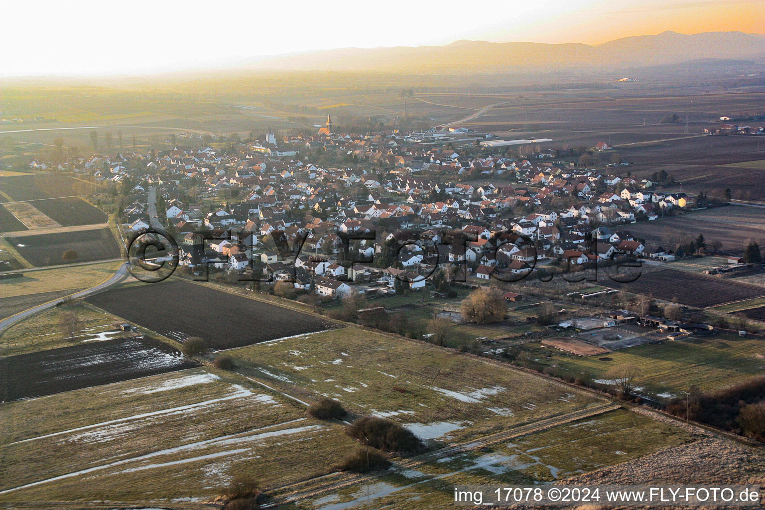 Vue aérienne de Du sud-est à Minfeld dans le département Rhénanie-Palatinat, Allemagne