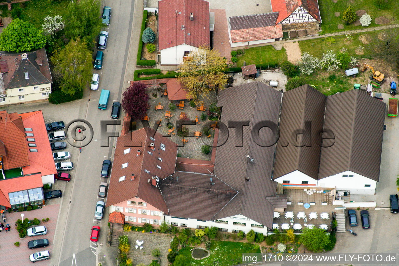 Vue aérienne de À la porte du vin à le quartier Schweigen in Schweigen-Rechtenbach dans le département Rhénanie-Palatinat, Allemagne