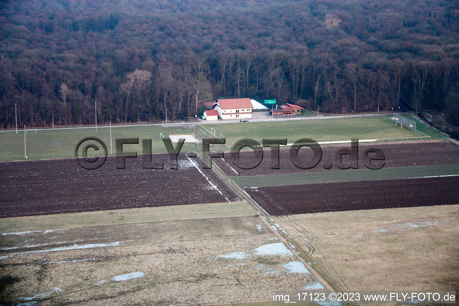 Vue aérienne de Terrains de sport à Freckenfeld dans le département Rhénanie-Palatinat, Allemagne