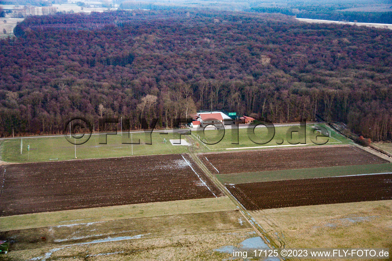 Vue aérienne de Terrains de sport à Freckenfeld dans le département Rhénanie-Palatinat, Allemagne