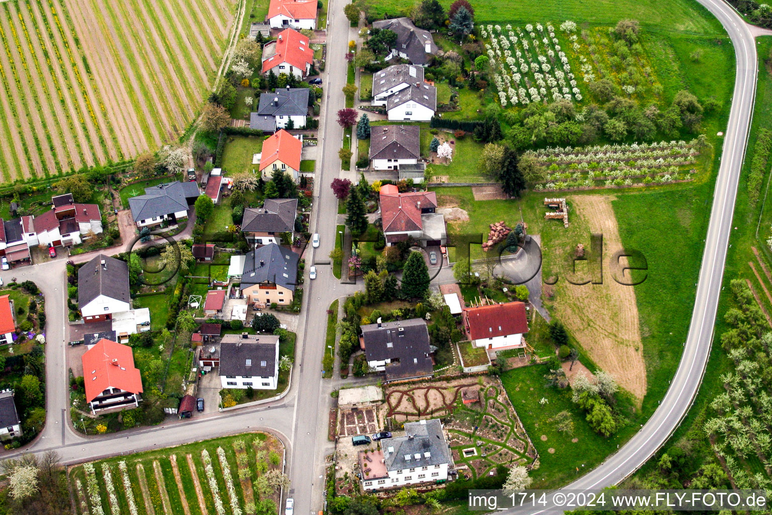 Vue aérienne de Rue de contournement à Oberotterbach dans le département Rhénanie-Palatinat, Allemagne