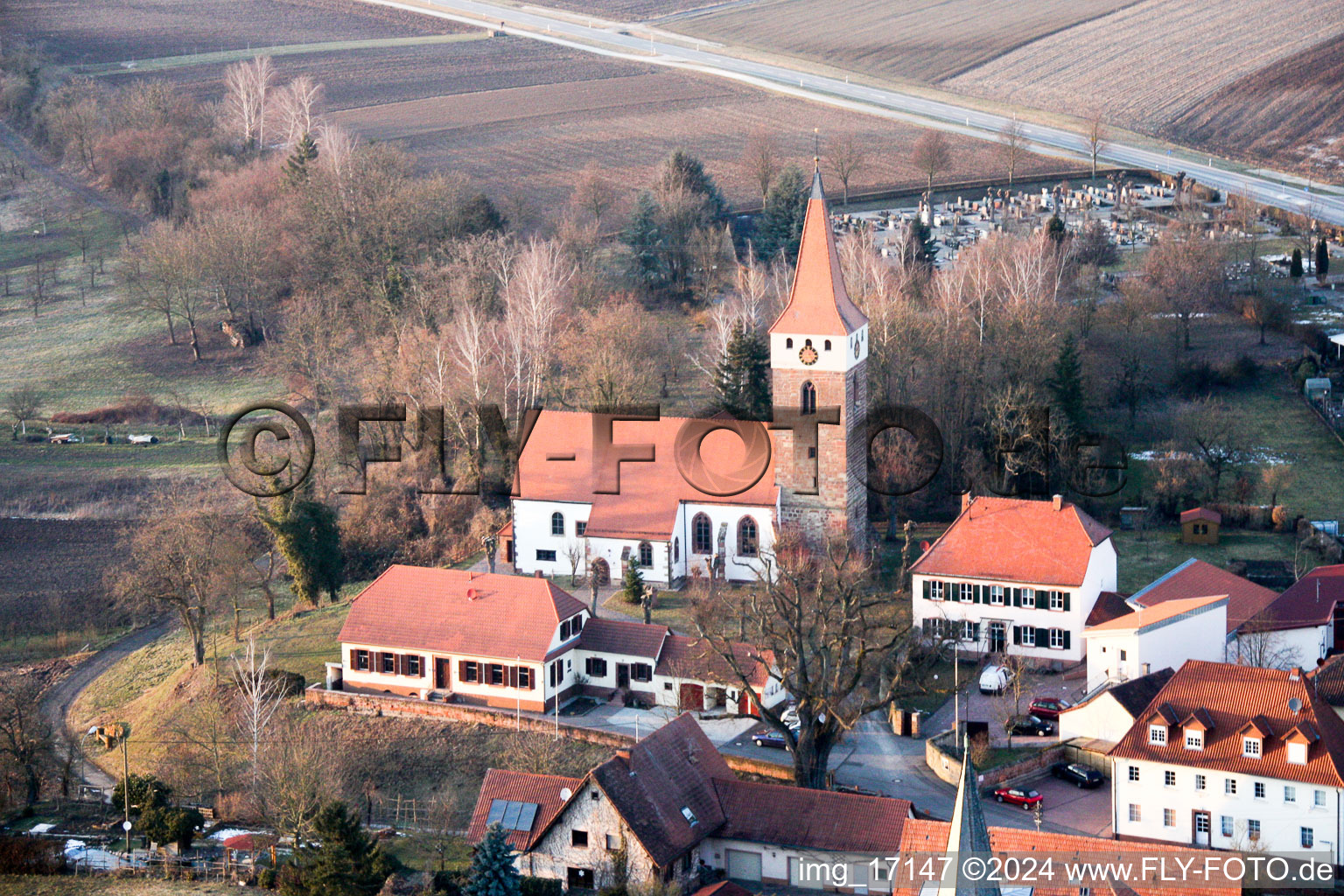 Vue aérienne de Église protestante à Minfeld dans le département Rhénanie-Palatinat, Allemagne