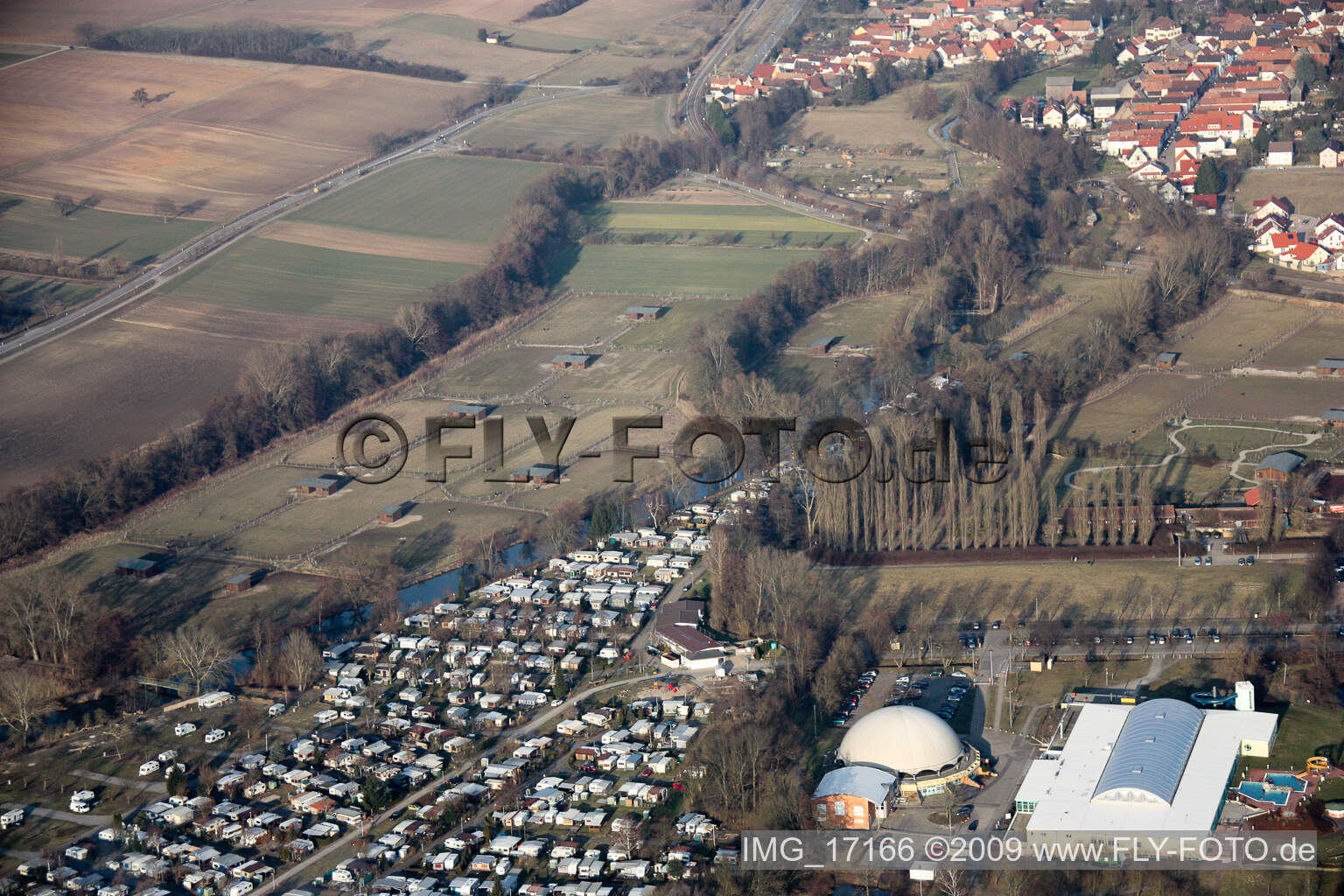 Vue aérienne de Ferme d'autruches de Mhou au camping à Rülzheim dans le département Rhénanie-Palatinat, Allemagne