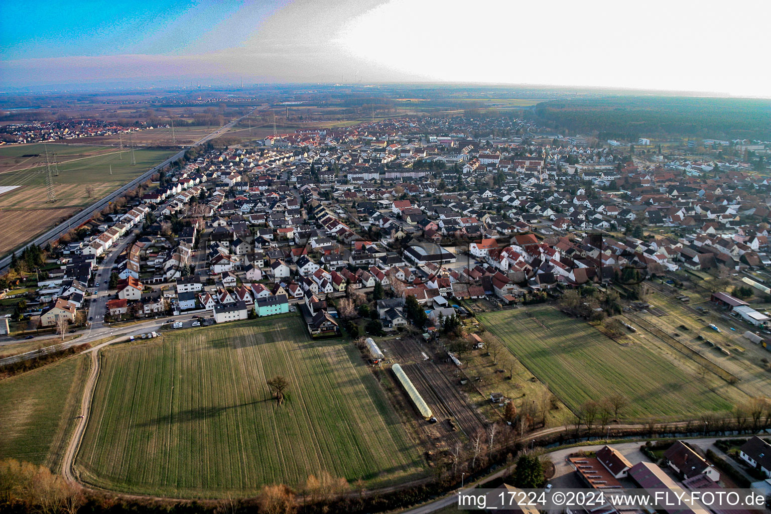 Rülzheim dans le département Rhénanie-Palatinat, Allemagne depuis l'avion