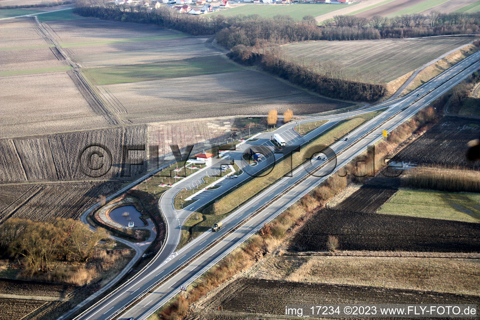 Vue aérienne de La nouvelle aire de repos sur la B9 à Rülzheim dans le département Rhénanie-Palatinat, Allemagne
