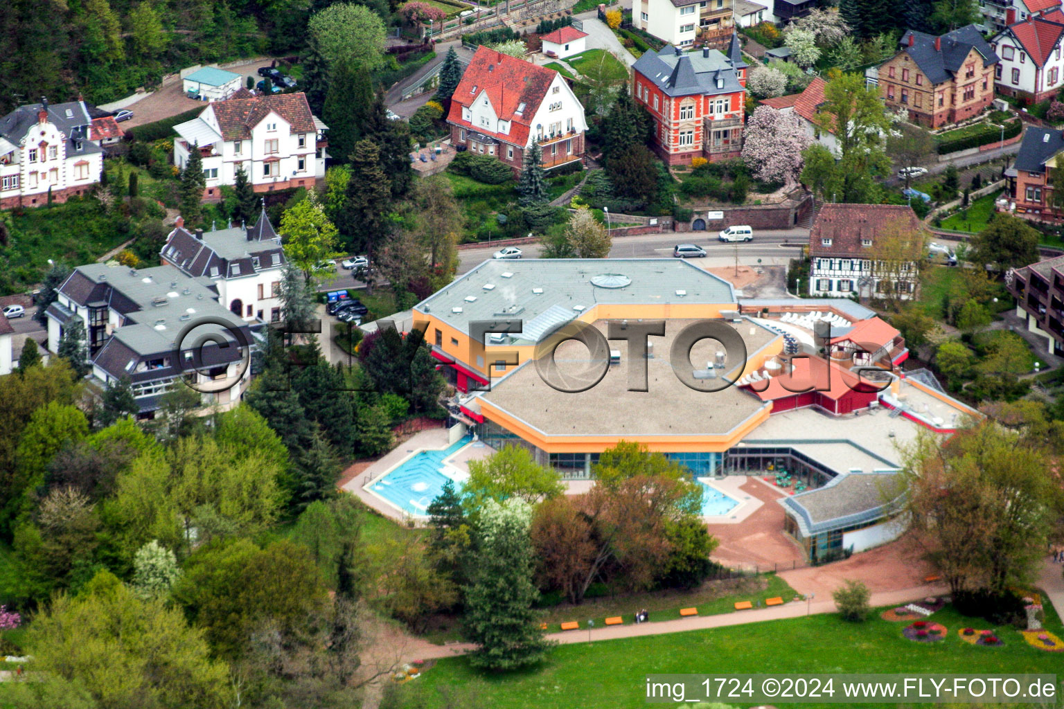 Vue aérienne de Station thermale et parc thermal des thermes Südpfalz Therme et de la clinique spécialisée Edith Stein en neurologie à Bad Bergzabern dans le département Rhénanie-Palatinat, Allemagne