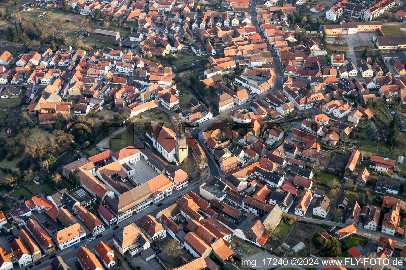 Vue aérienne de Bâtiment d'église au centre du village à Rheinzabern dans le département Rhénanie-Palatinat, Allemagne