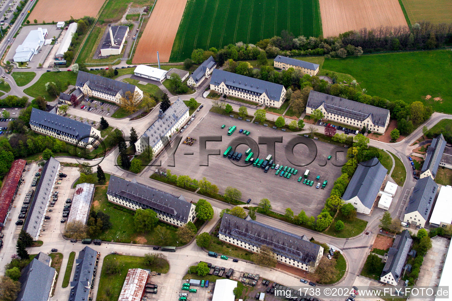 Vue aérienne de Ancienne caserne des douanes, aujourd'hui police fédérale à Bad Bergzabern dans le département Rhénanie-Palatinat, Allemagne