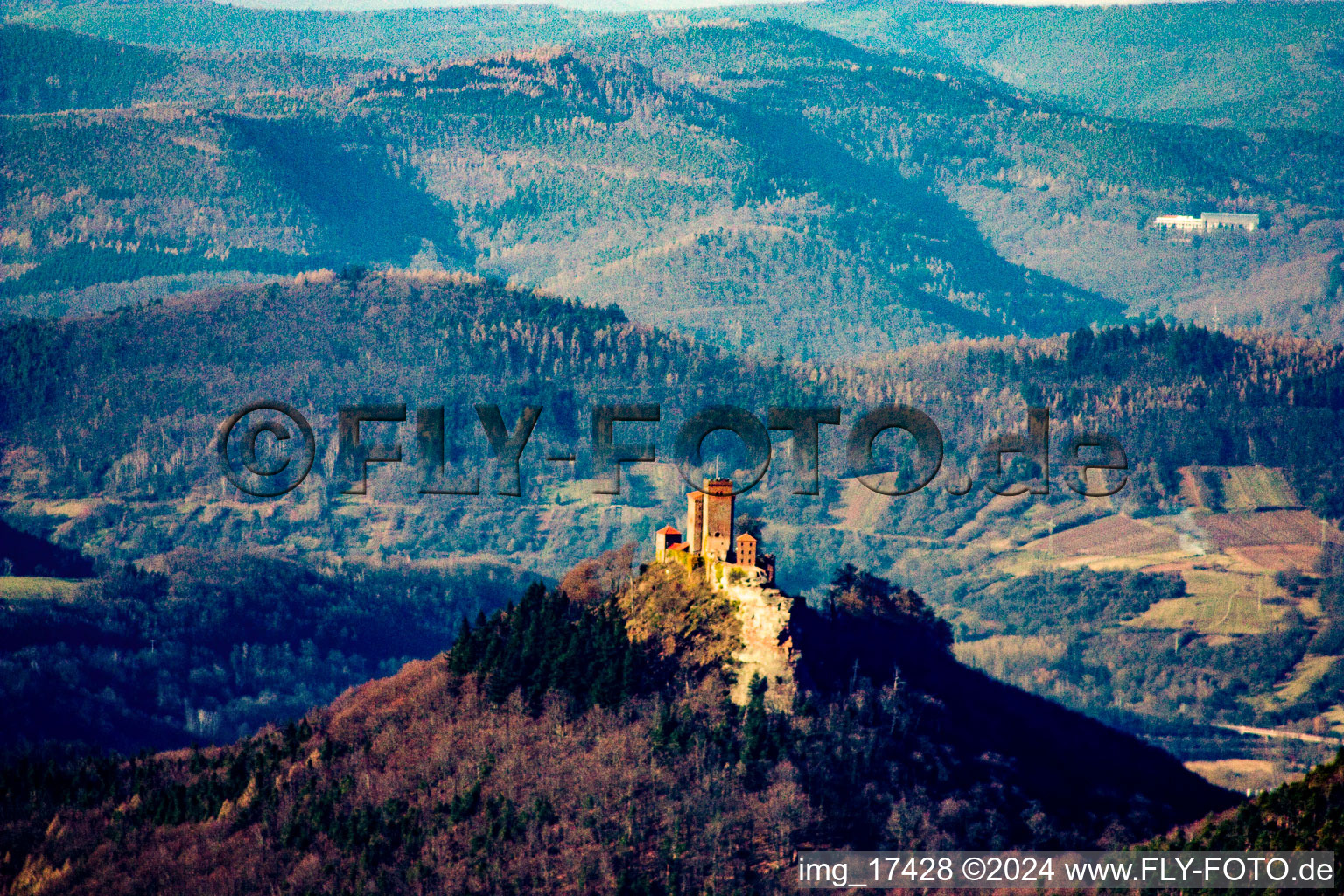 Photographie aérienne de Château de Trifels vu du sud-ouest à le quartier Bindersbach in Annweiler am Trifels dans le département Rhénanie-Palatinat, Allemagne