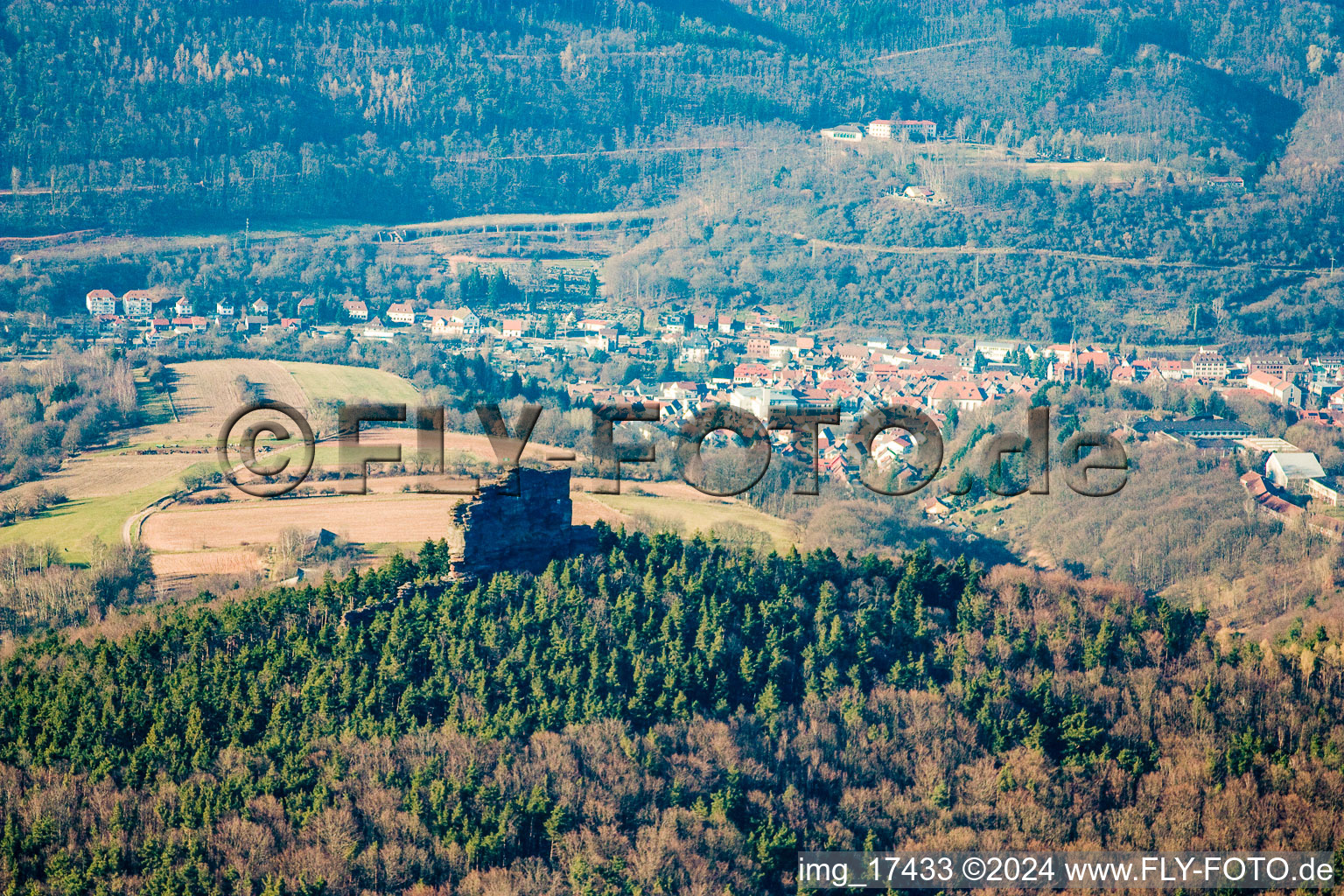 Wernersberg dans le département Rhénanie-Palatinat, Allemagne depuis l'avion