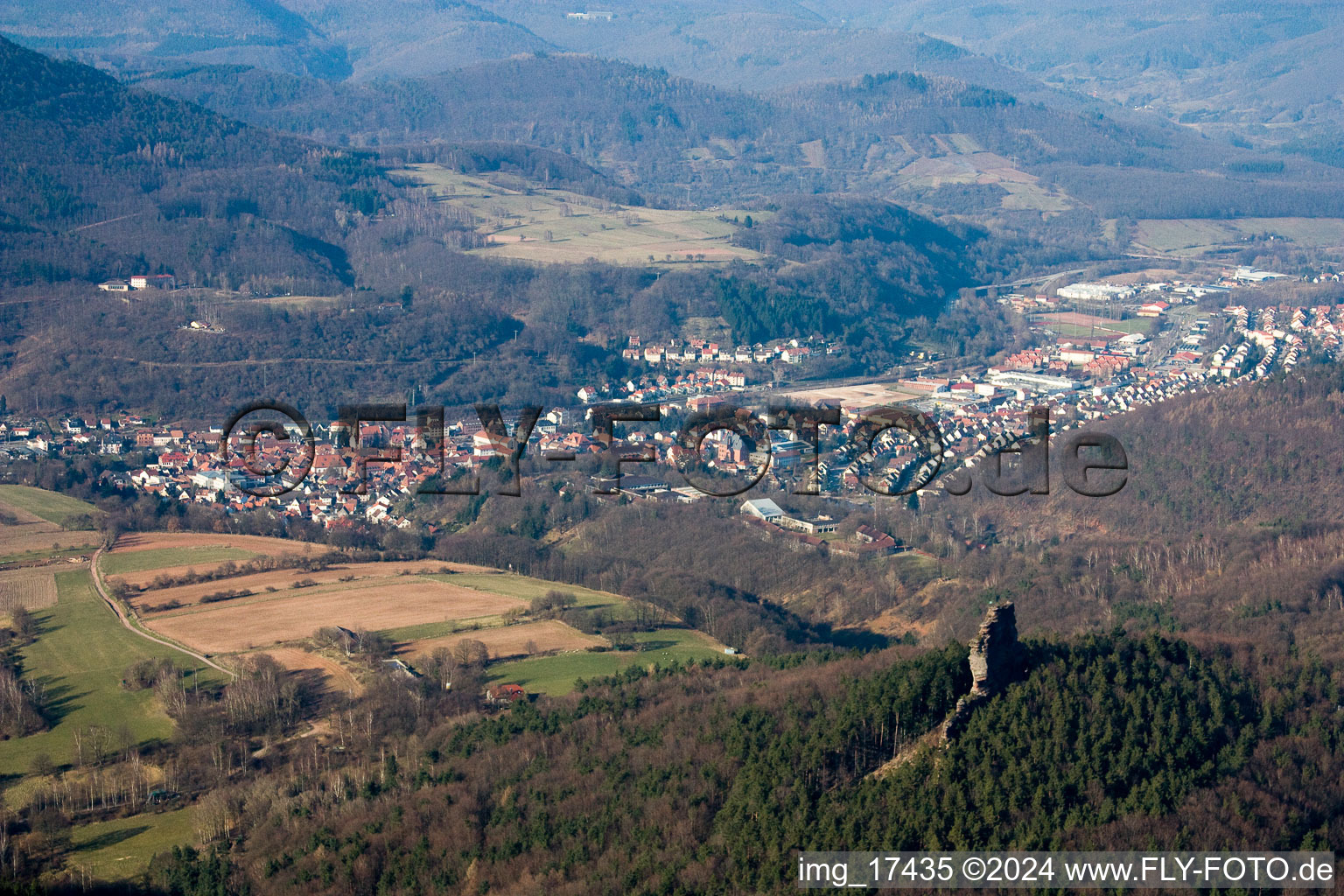 Annweiler am Trifels dans le département Rhénanie-Palatinat, Allemagne du point de vue du drone