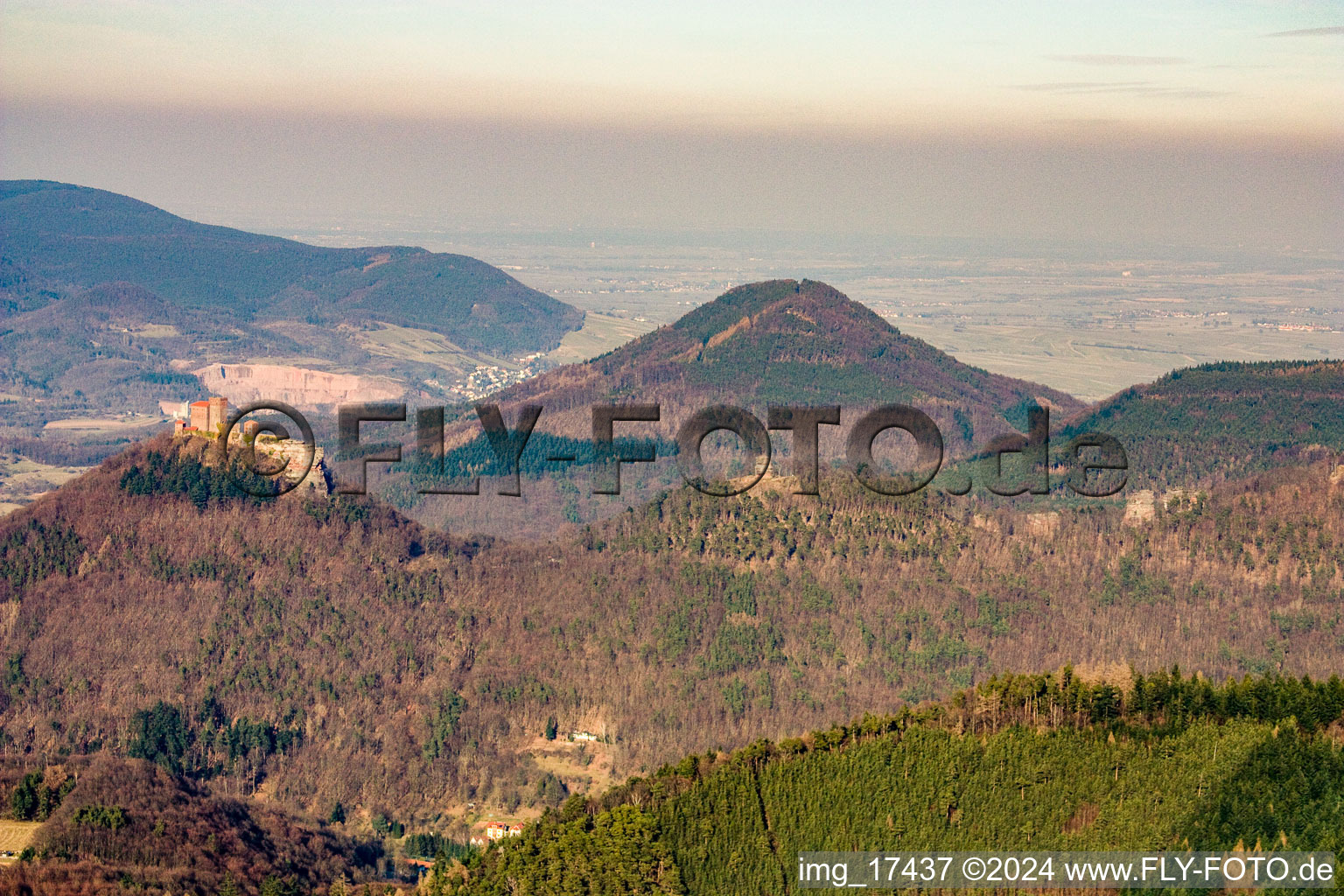 Vue aérienne de Château de Trifels vu de l'ouest à le quartier Bindersbach in Annweiler am Trifels dans le département Rhénanie-Palatinat, Allemagne