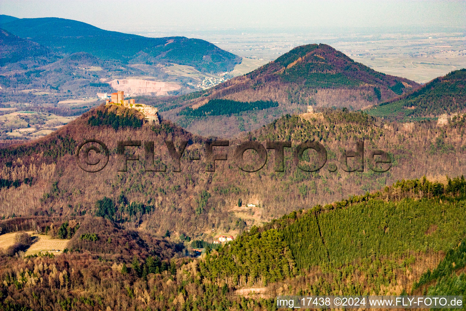 Vue aérienne de Château de Trifels vu de l'ouest à Annweiler am Trifels dans le département Rhénanie-Palatinat, Allemagne