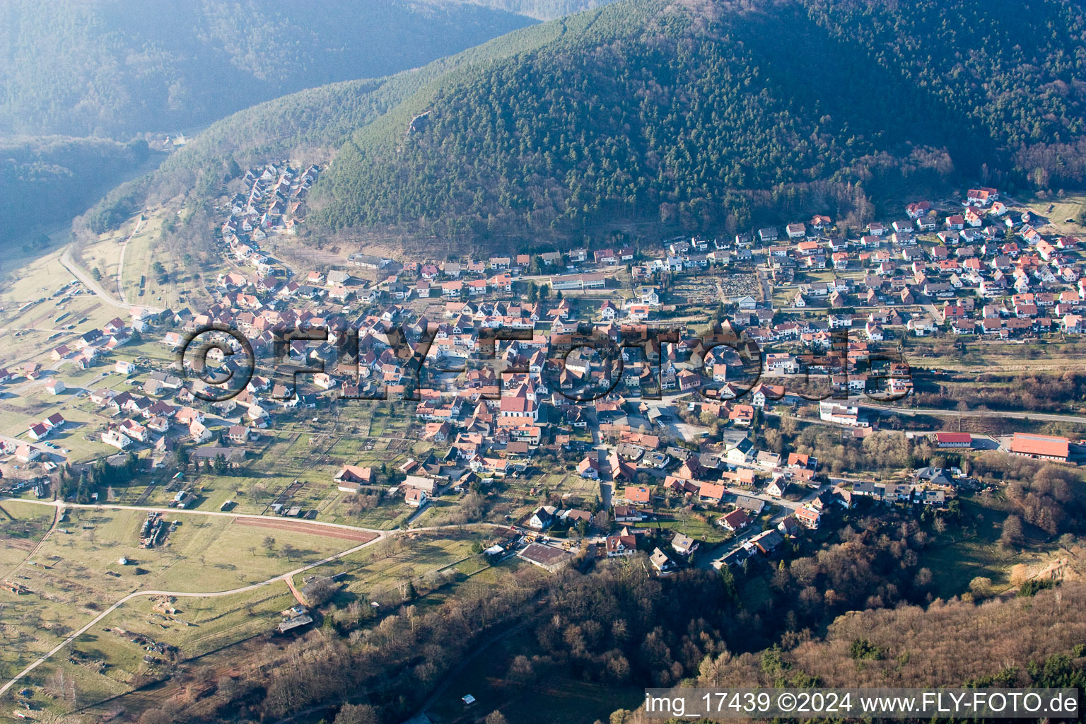 Vue aérienne de Vue des rues et des maisons des quartiers résidentiels à Wernersberg dans le département Rhénanie-Palatinat, Allemagne