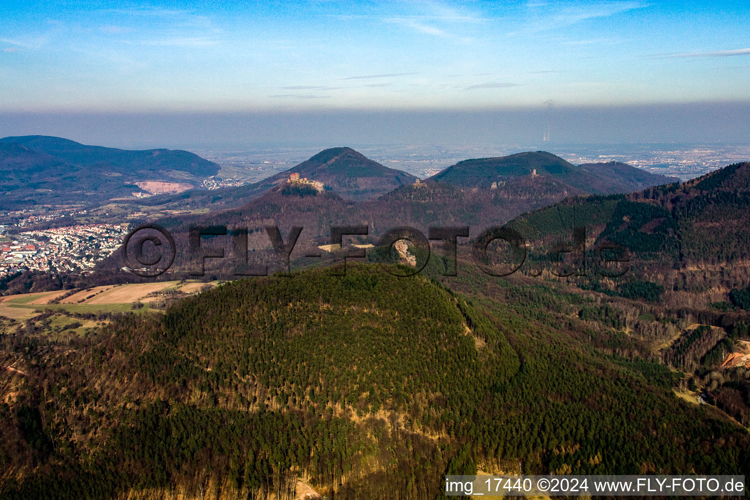 Photographie aérienne de Château de Trifels vu de l'ouest à le quartier Bindersbach in Annweiler am Trifels dans le département Rhénanie-Palatinat, Allemagne