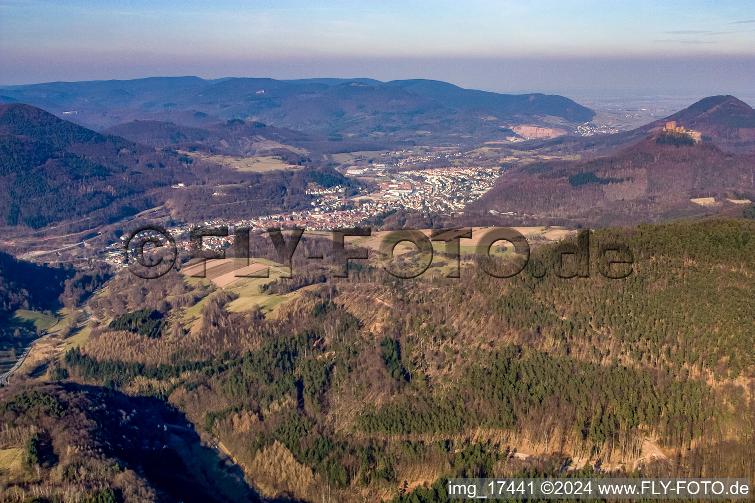 Annweiler am Trifels dans le département Rhénanie-Palatinat, Allemagne d'un drone