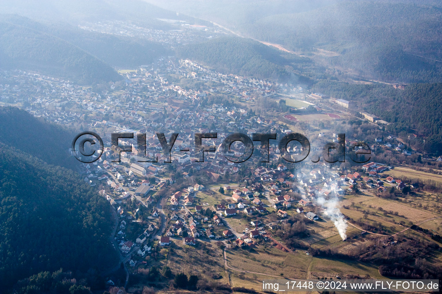 Vue aérienne de La ville de la chaussure à Hauenstein dans le département Rhénanie-Palatinat, Allemagne