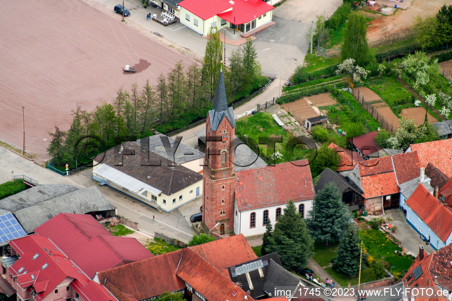 Vue aérienne de Chapelles Drusweiler Église à le quartier Drusweiler in Kapellen-Drusweiler dans le département Rhénanie-Palatinat, Allemagne