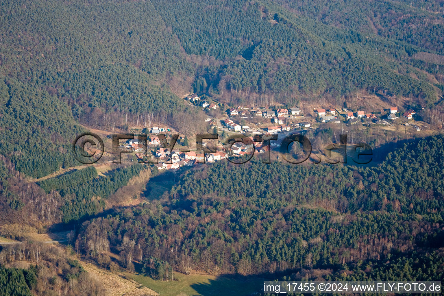 Vue aérienne de Vue sur le village à Darstein dans le département Rhénanie-Palatinat, Allemagne