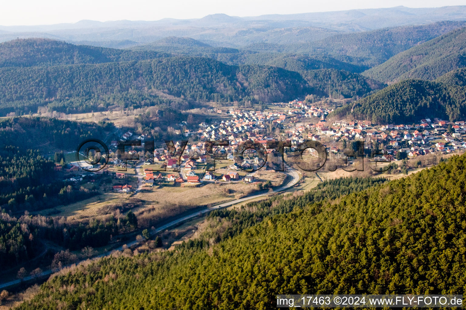 Vue aérienne de Vue sur le village à Erfweiler dans le département Rhénanie-Palatinat, Allemagne